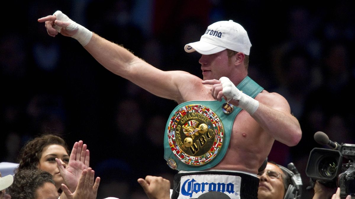 Saul Alvarez knocks out Amir Khan in WBC title clash - TNT Sports