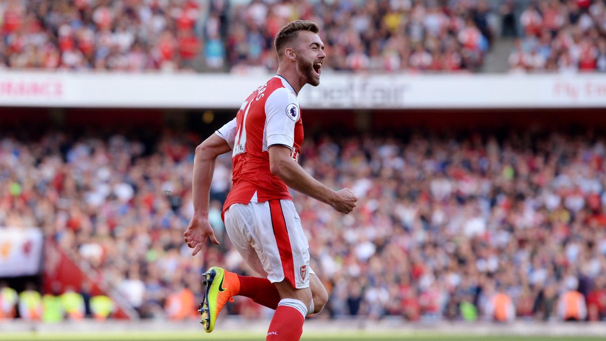 Calum Chambers Biểu Tượng Của Sự Ổn Định Nơi Tuyến Phòng Ngự