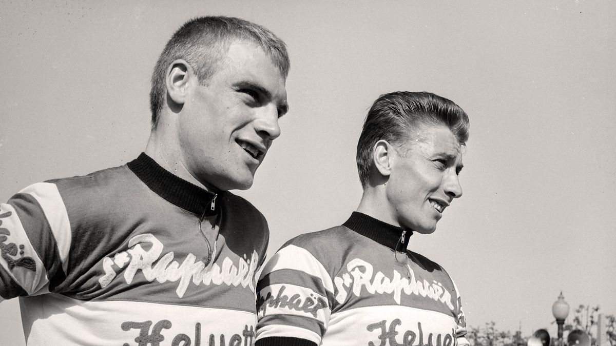 Jacques Anquetil. chez lui à Quincampoix, avec sa mère; Mr André