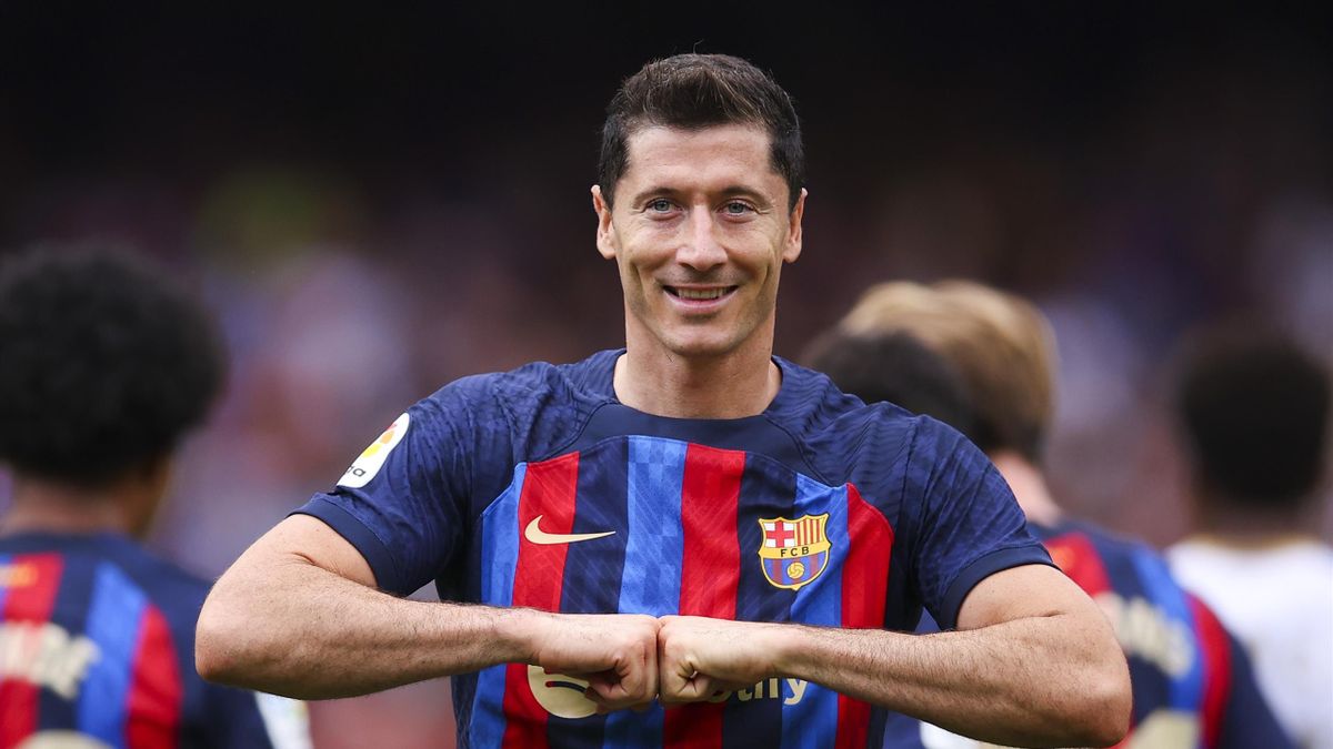 Barcelona 3-0 Elche: Robert Lewandowski at the double as Barca climb above Real Madrid to go top of La Liga - 米兰体育 milanid.com