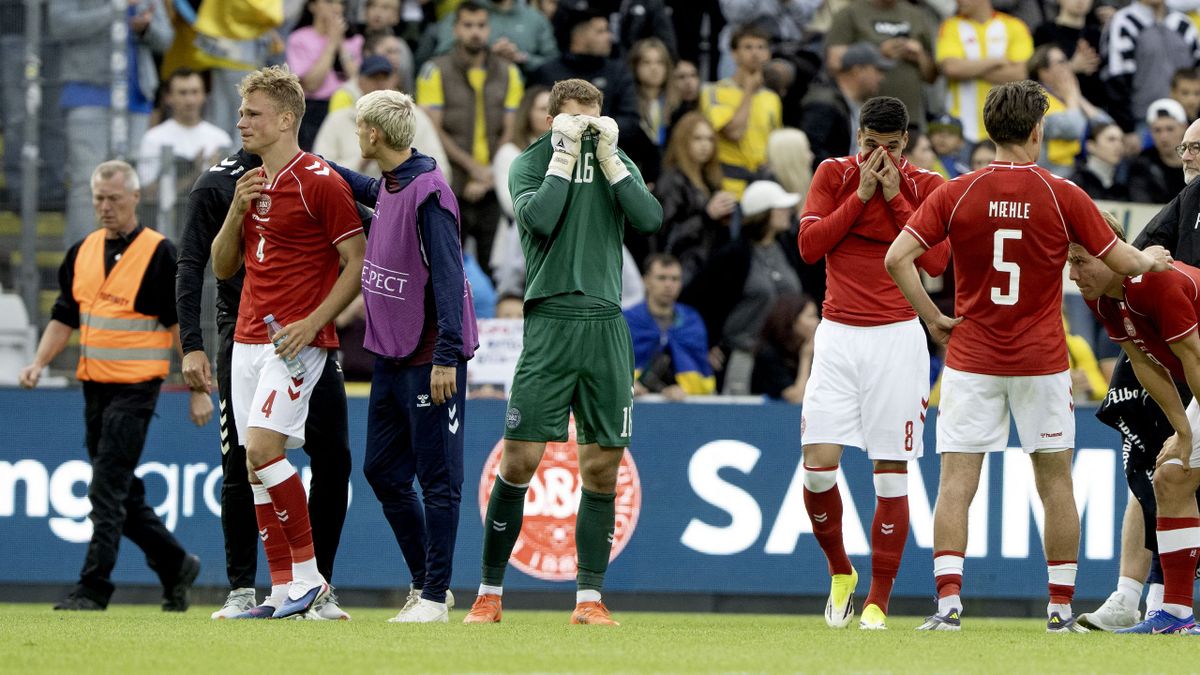 Christian Eriksen conscious after collapsing during Denmark v Ukraine match  - TNT Sports