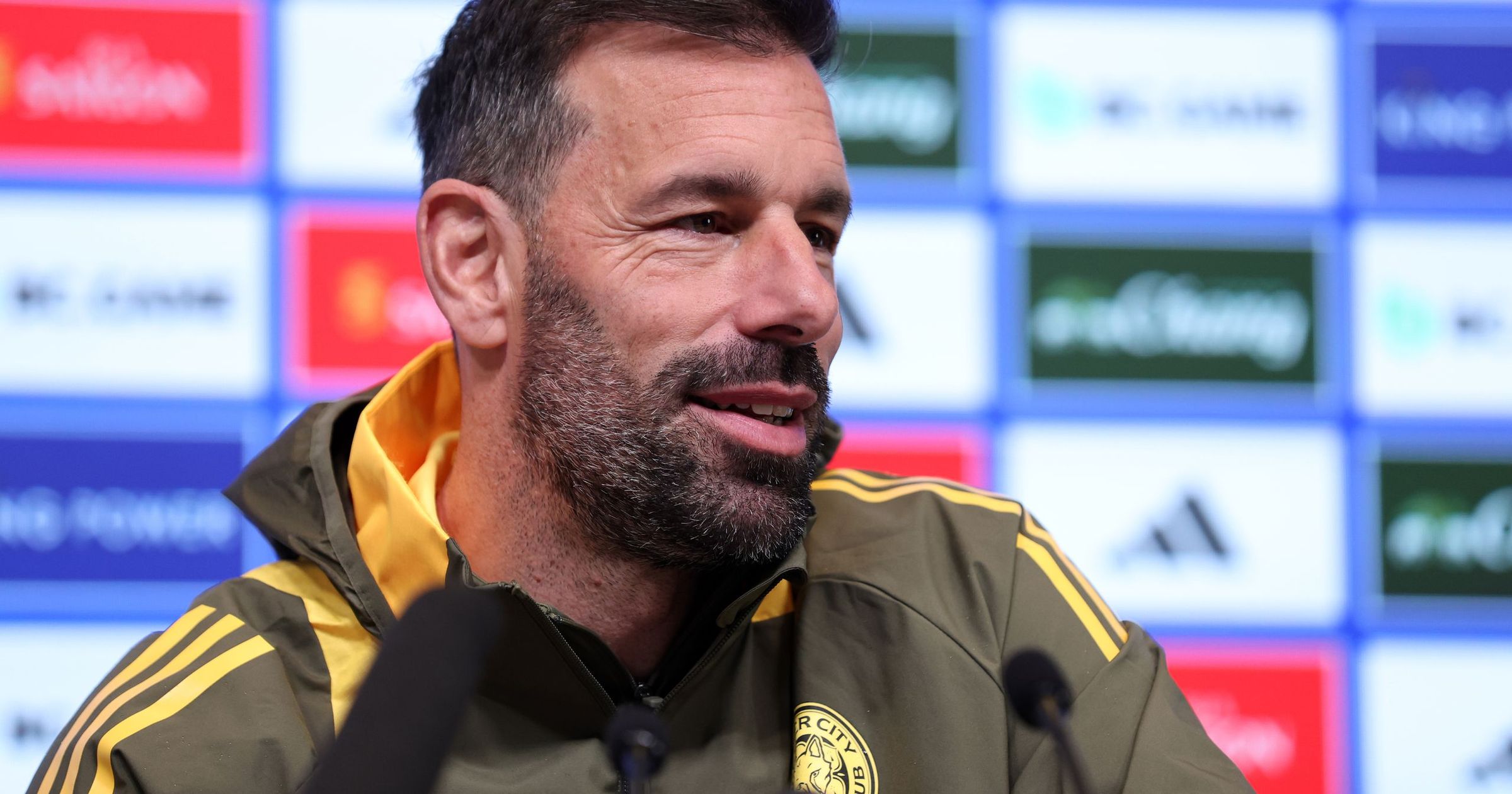 Media reactions highlight the excitement surrounding Van Nistelrooy. Headlines challenge Lopetegui to keep pace with fan expectations.