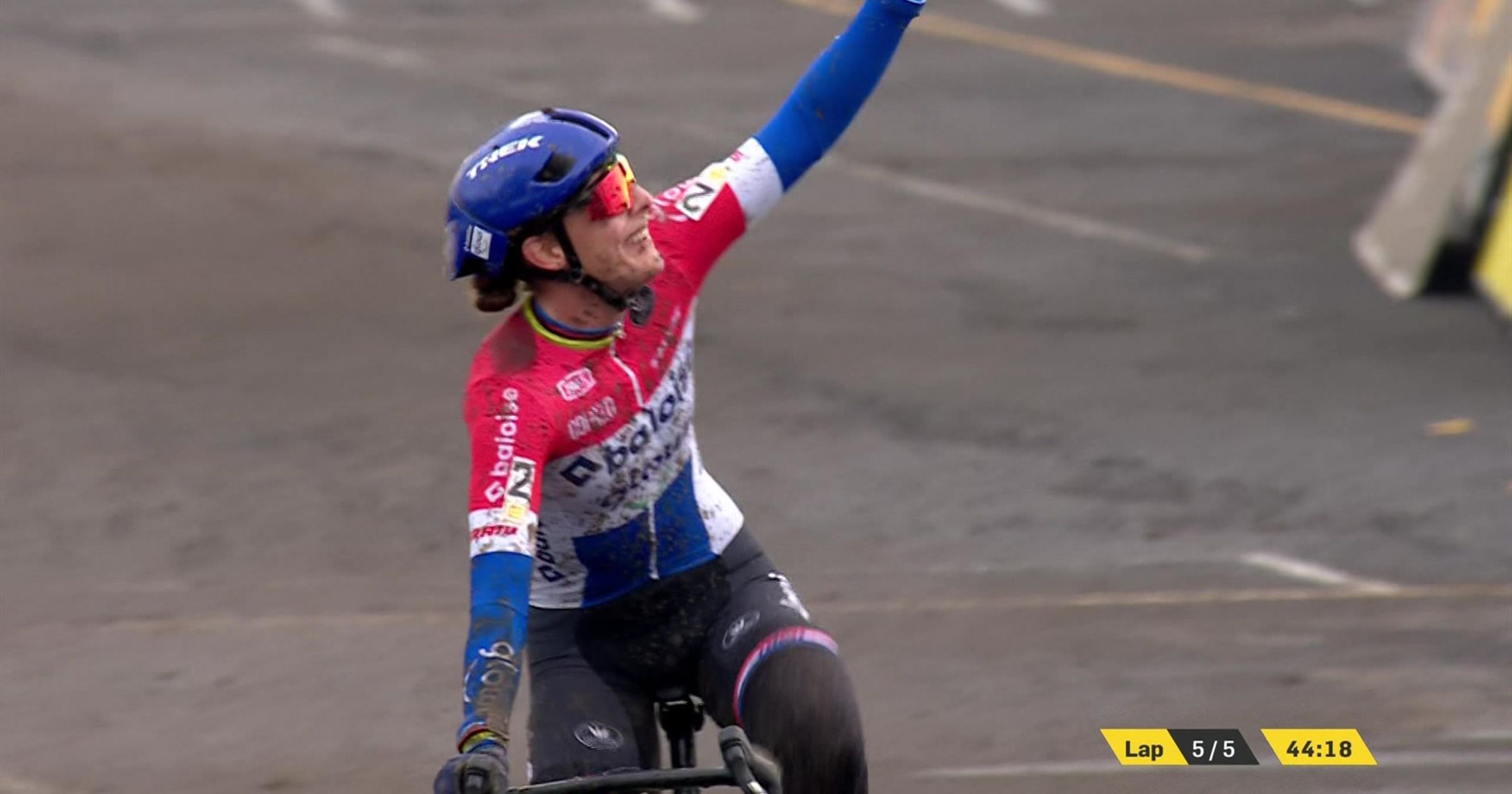 Lucinda Brand takes another win at Superprestige Gullegem after battle with Ceylin del Carmen Alvarado and Zoe Backstedt - Cyclo-Cross video - TNT Sports