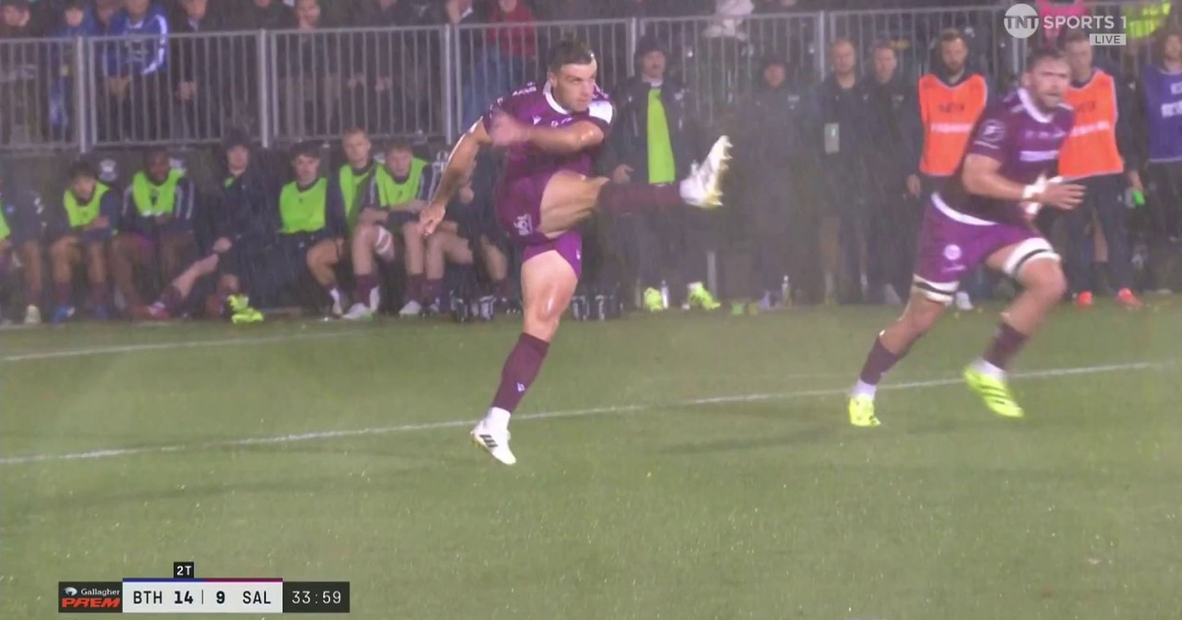 ‘You are joking!’ – Watch as Ford nails incredible 45-metre drop-goal ...