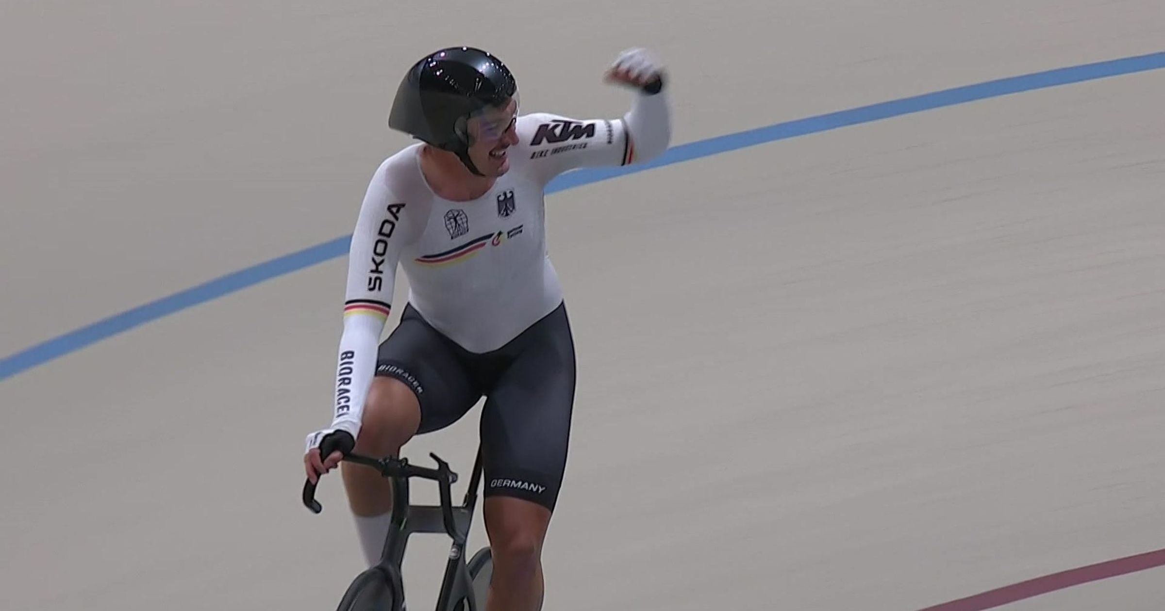 'Incredibly dramatic' finale sees Moritz Augenstein clinch scratch gold ...