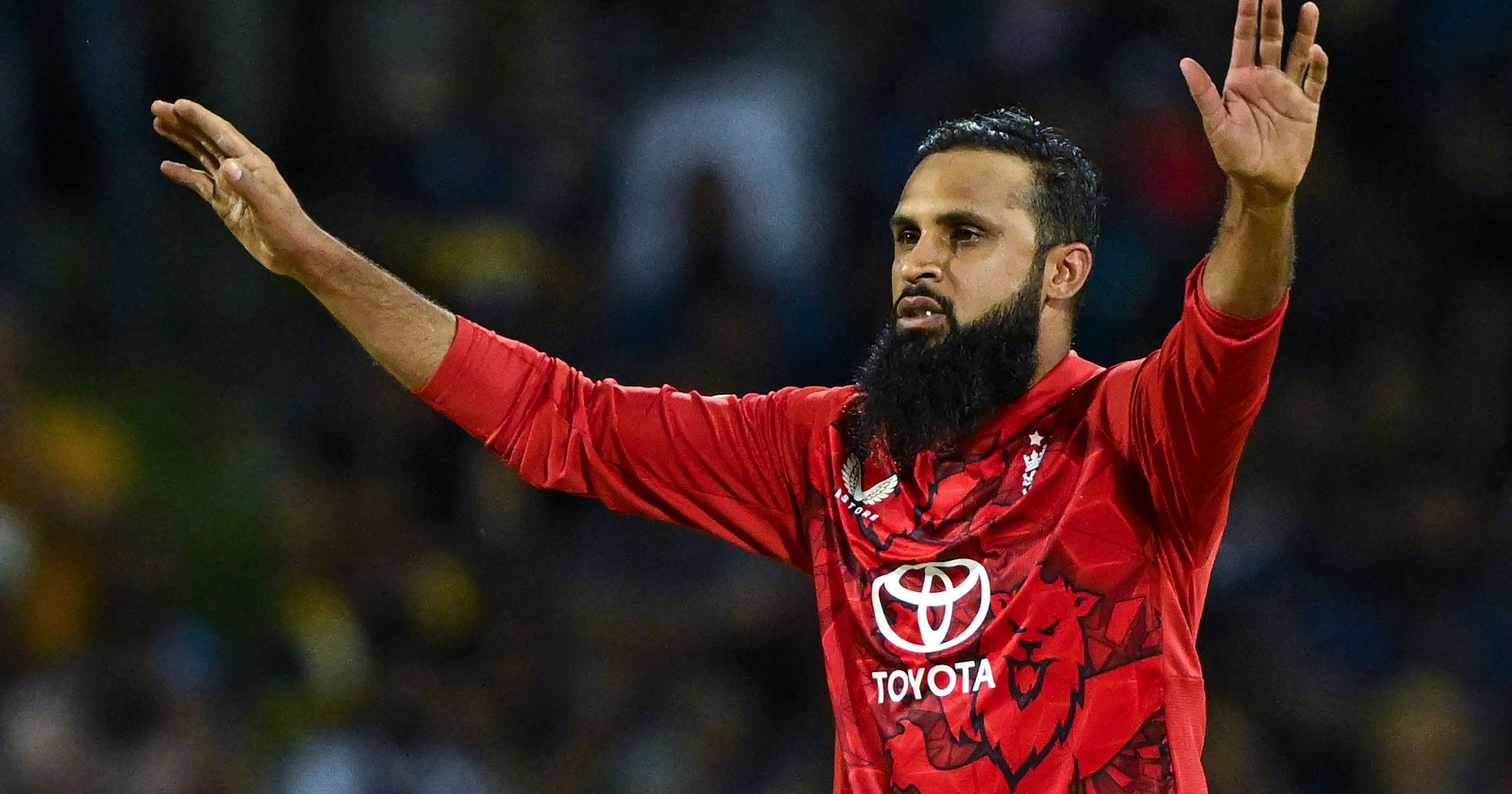 England take wickets in successive balls to halt Sri Lanka cruise