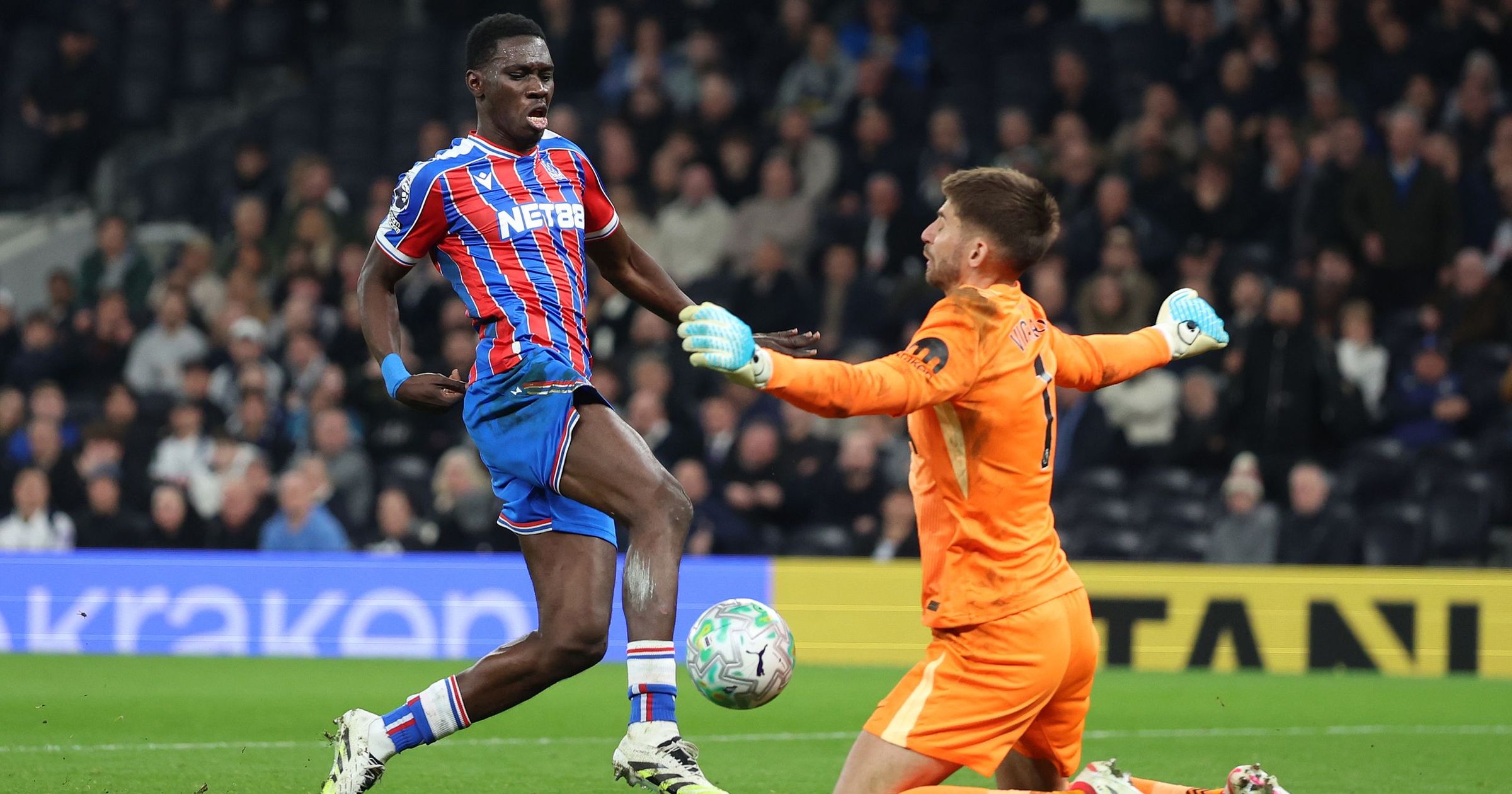 Spurs fans WALK OUT before half-time after Sarr nets third for Palace - TNT Sports