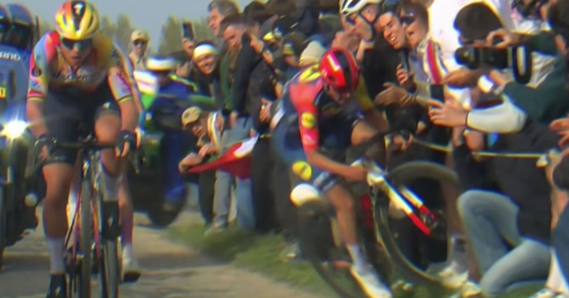 Lucinda Brand crashes after fan collision in nasty Paris-Roubaix Femmes ...
