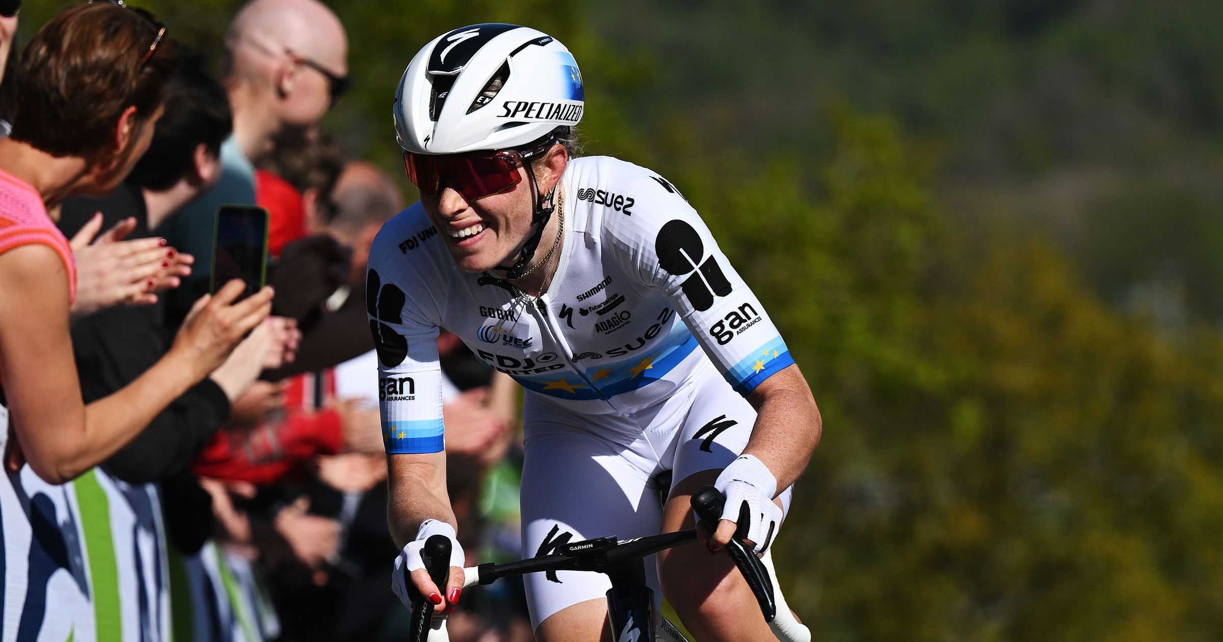 Demi Vollering 'drops the big power' to go clear on La Redoute at Liege-Bastogne-Liege