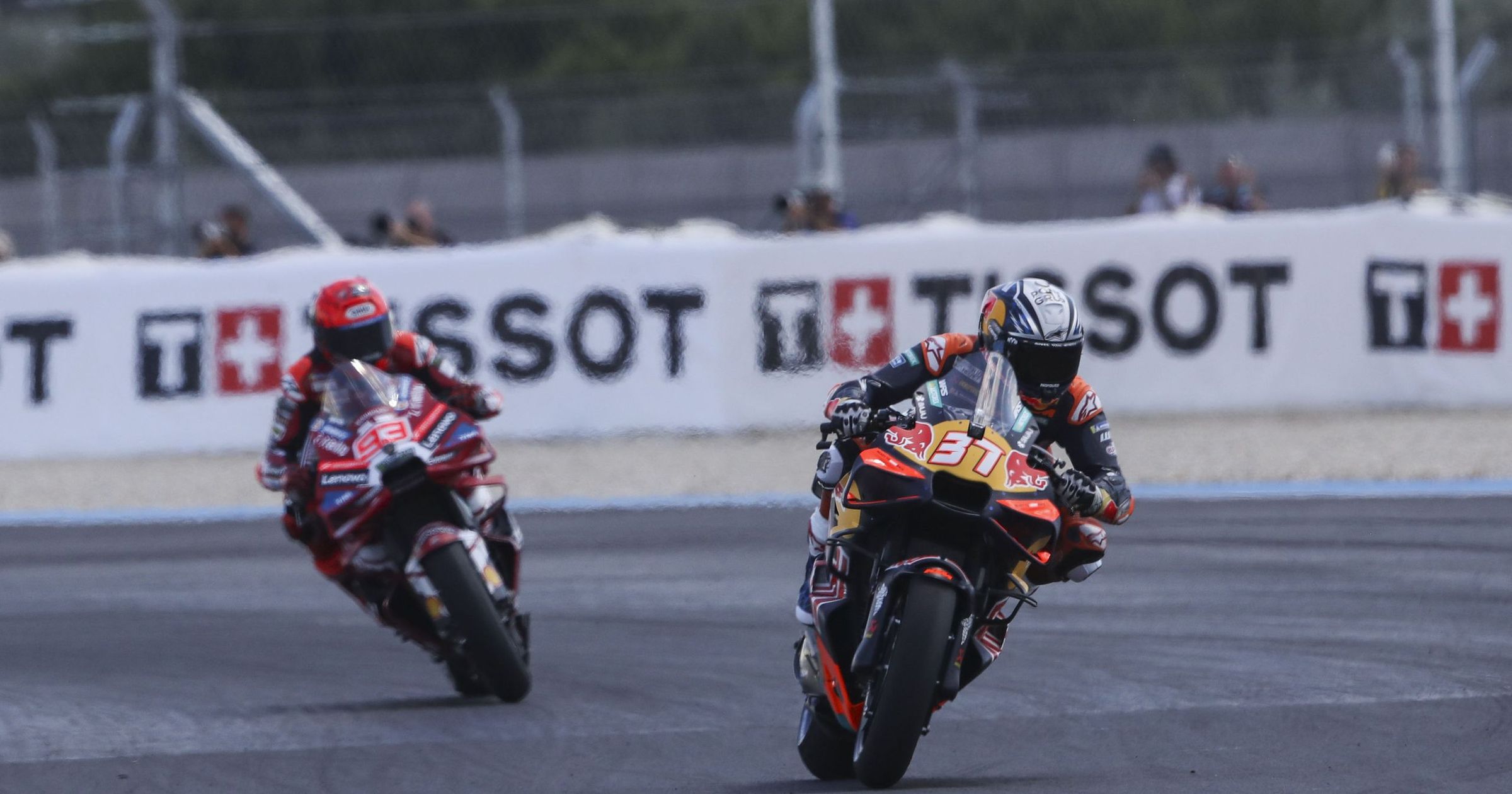 'He's going for it!' - Marquez and Acosta battle for the lead at Grand Prix Hungary