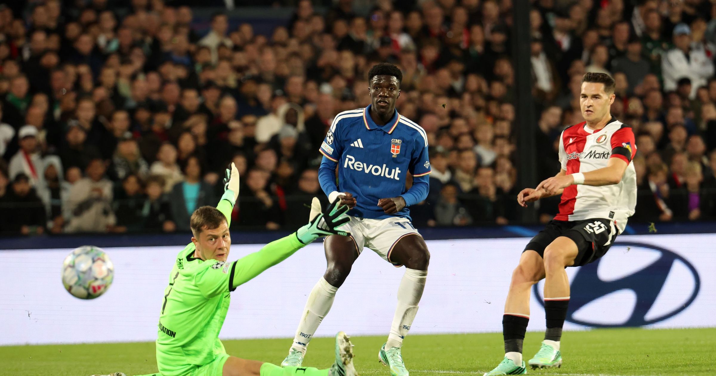 'Super finish' - Assane Diao outmuscles Feyenoord defender to fire Como ...