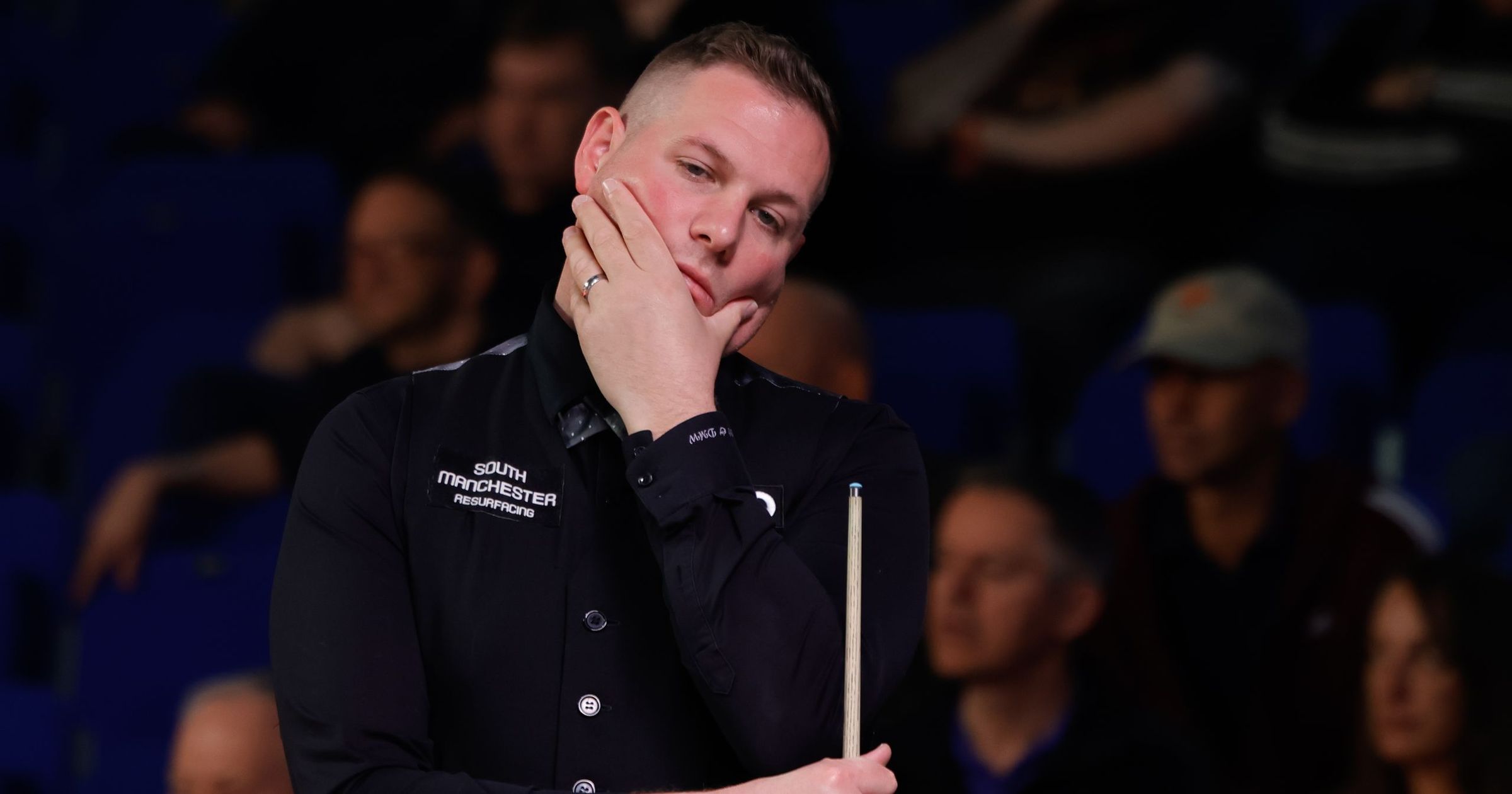 Daniel Wells slams cue against table after botching red against Jak ...