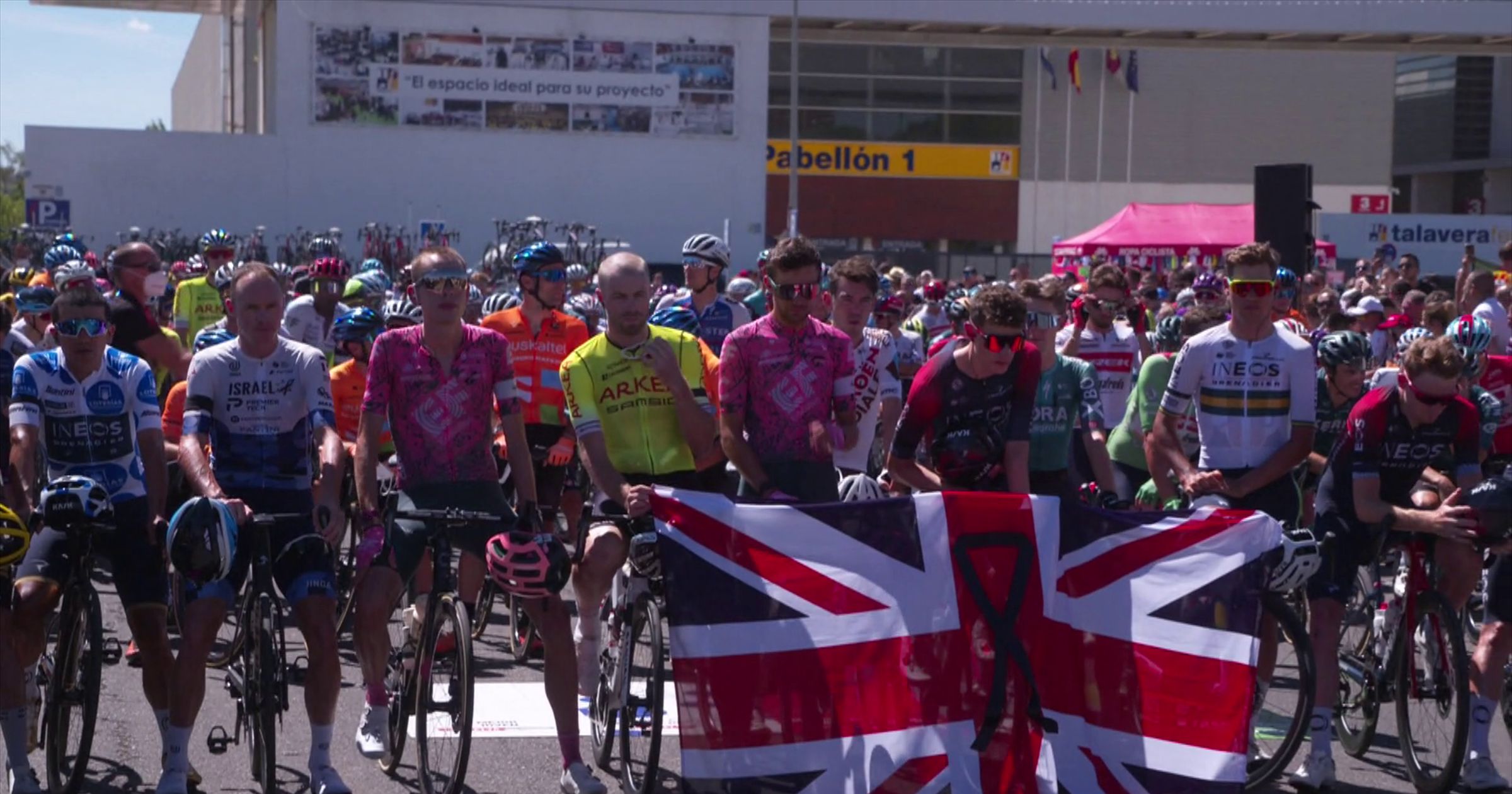 British and Ineos Grenadiers riders lead minute’s silence for the Queen ...