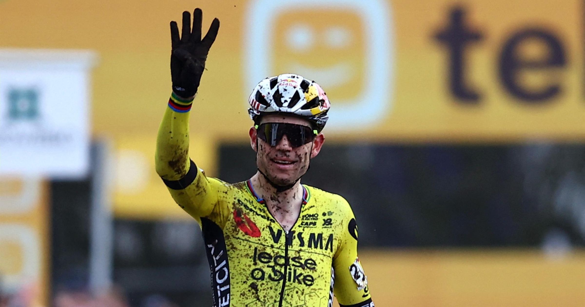 'Red hot’ Wout van Aert beats Belgian compatriot Eli Iserbyt to take Superprestige Gullegem win - ‘He’s back!’ - Cyclo-Cross video - TNT Sports