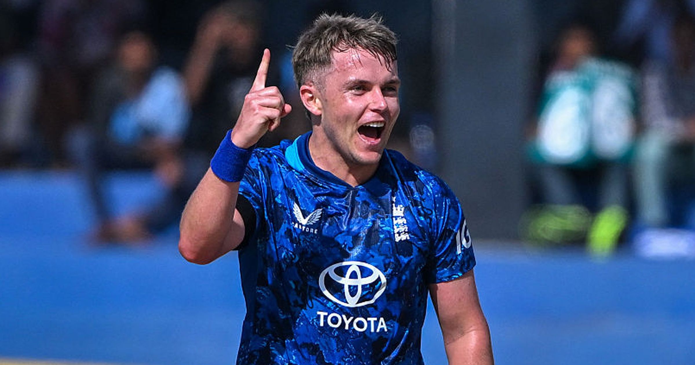 Watch as Curran strikes with slower ball to break opening stand