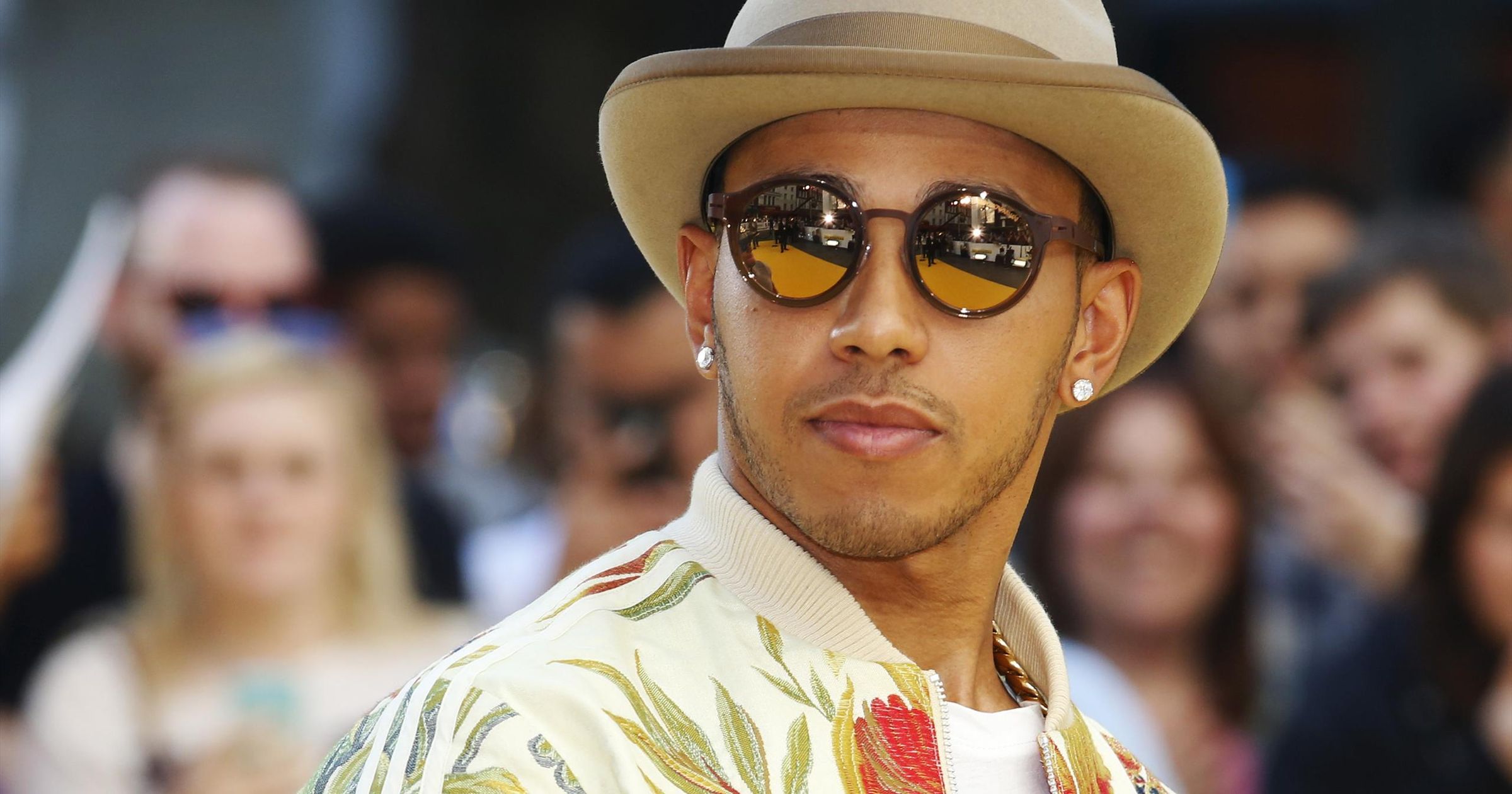 Lewis Hamilton attends movie premiere in striking outfit - TNT Sports