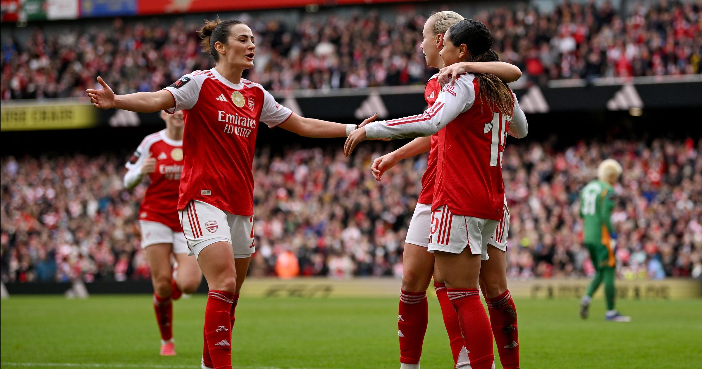 WSL: Arsenal stun leaders Man City, Madonna sees Chelsea beat Spurs - TNT Sports