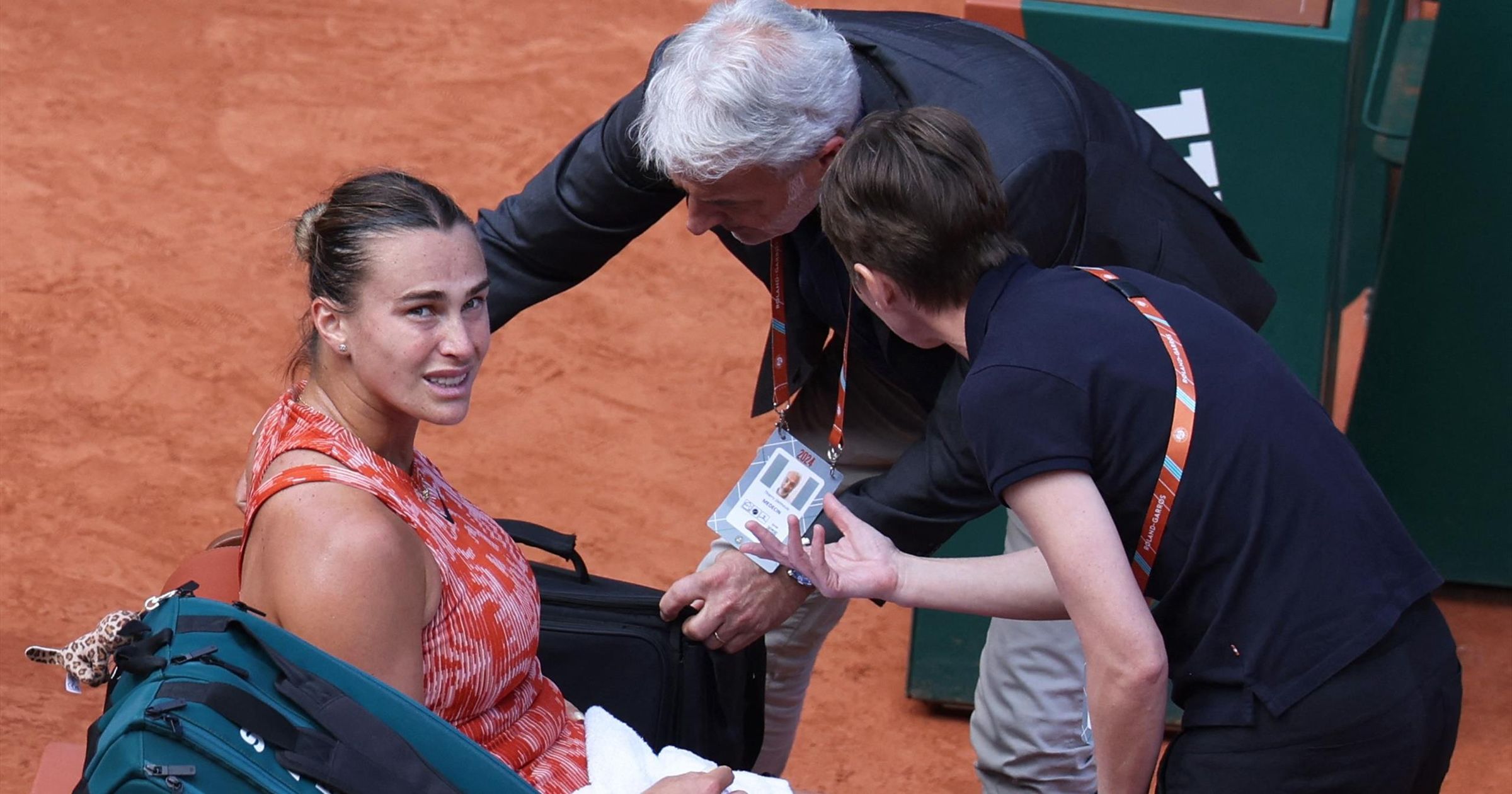French Open: 'Muscular or flu?' - Aryna Sabalenka suffering as she receives treatment from medic - Tennis video - TNT Sports