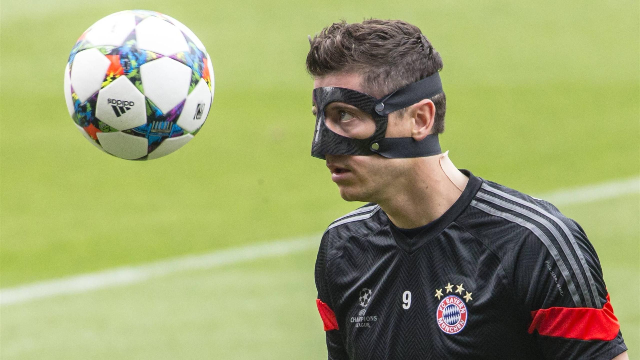 WATCH: Robert Lewandowski masters crossbar challenge wearing a ...