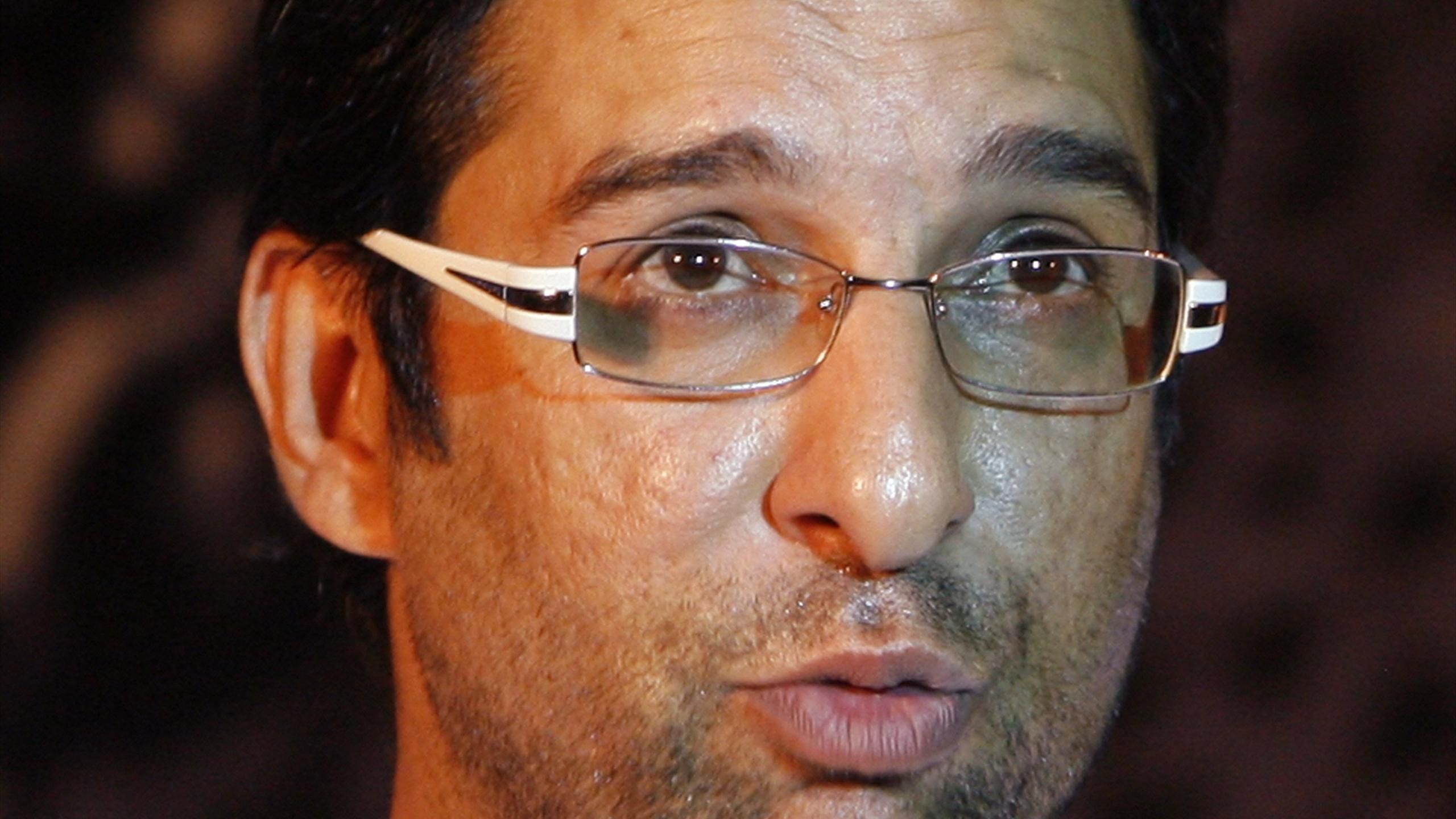 Pakistan’s former captain Wasim Akram escapes gun attack - TNT Sports