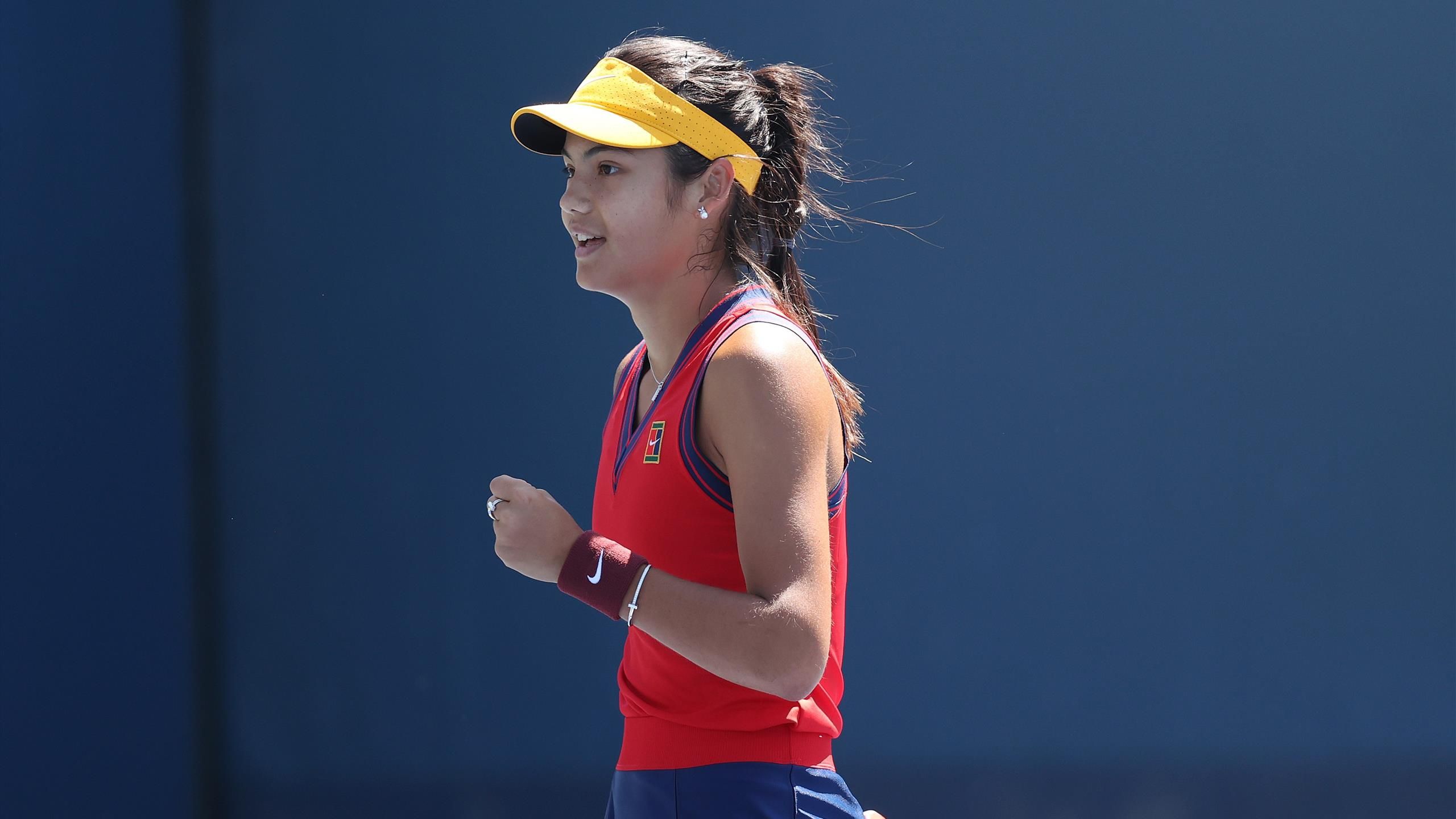 US Open 2021 - Emma Raducanu overwhelms Shuai Zhang in straight sets to ...