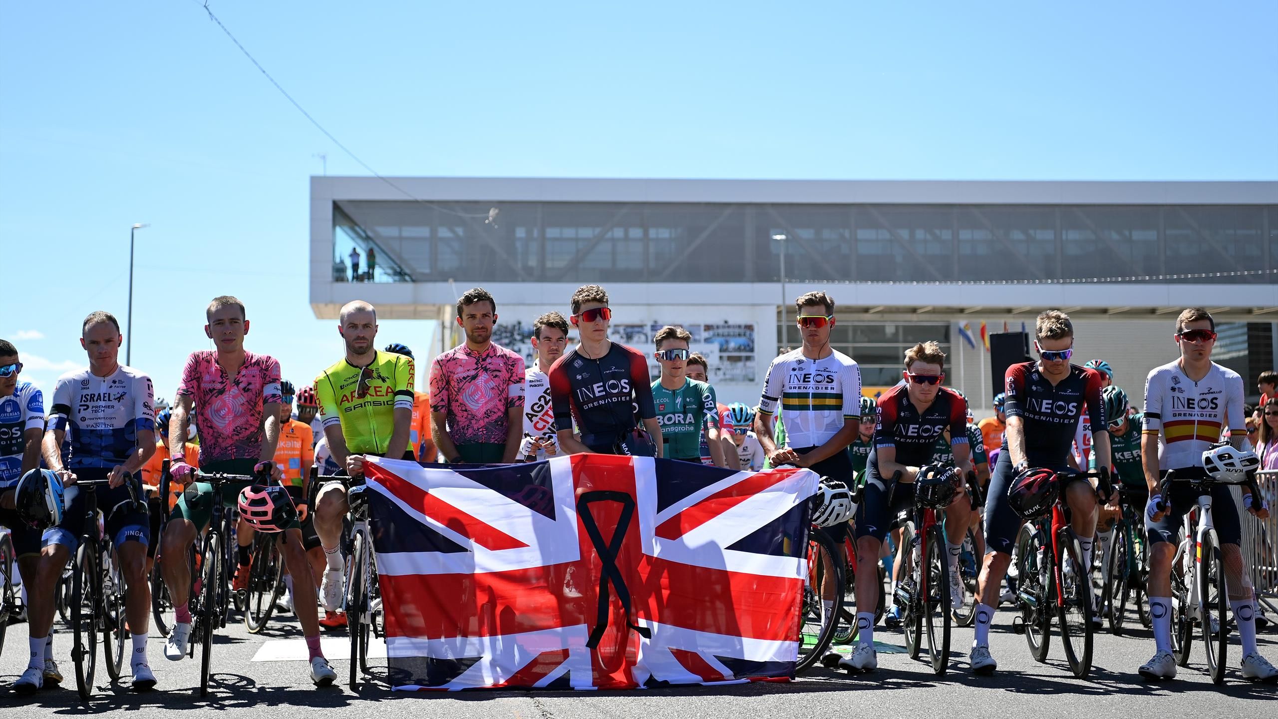 Brits and Ineos Grenadiers riders lead minute’s silence for Queen ...