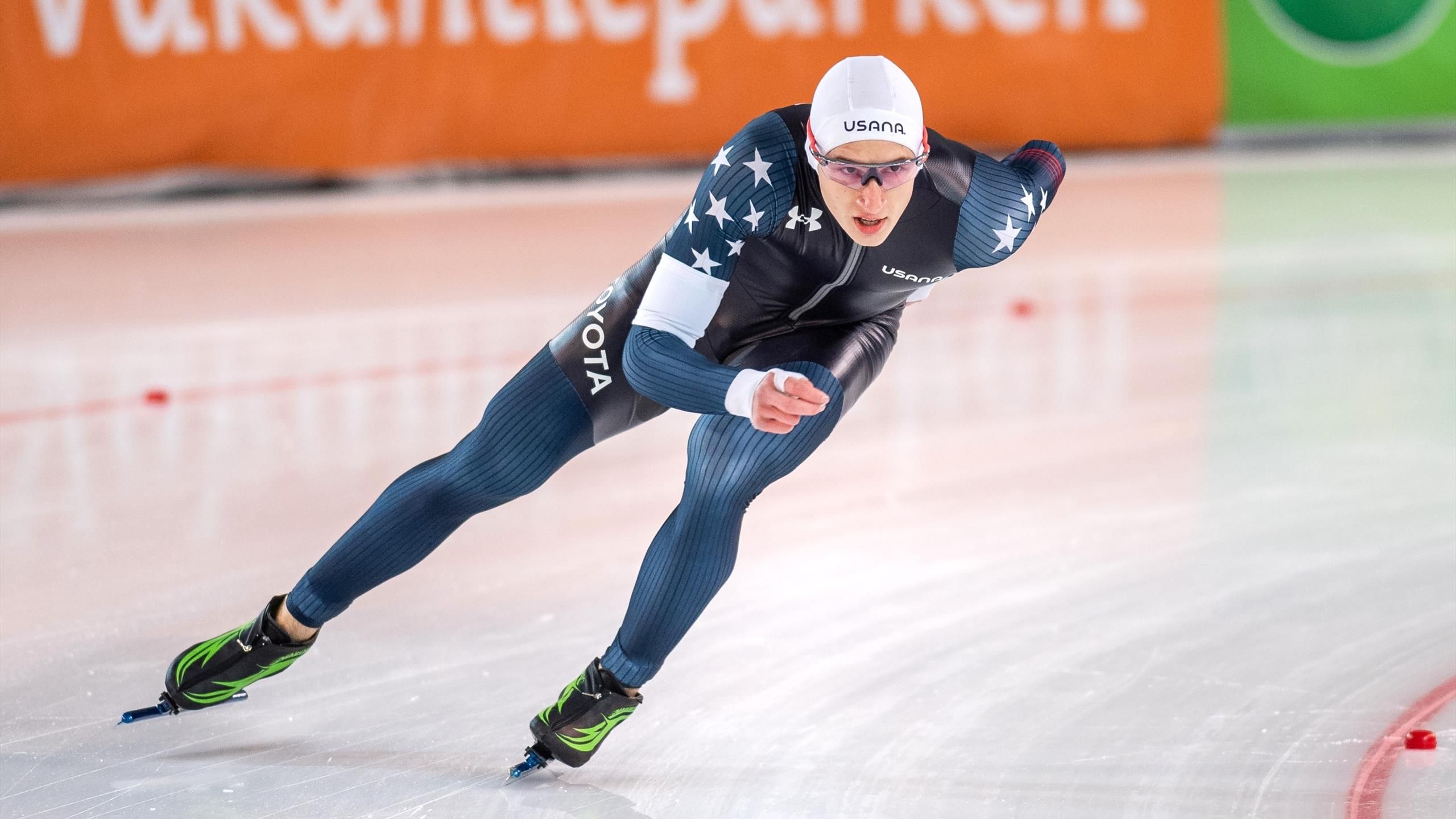 Speed skating star Jordan Stolz sets new track record on