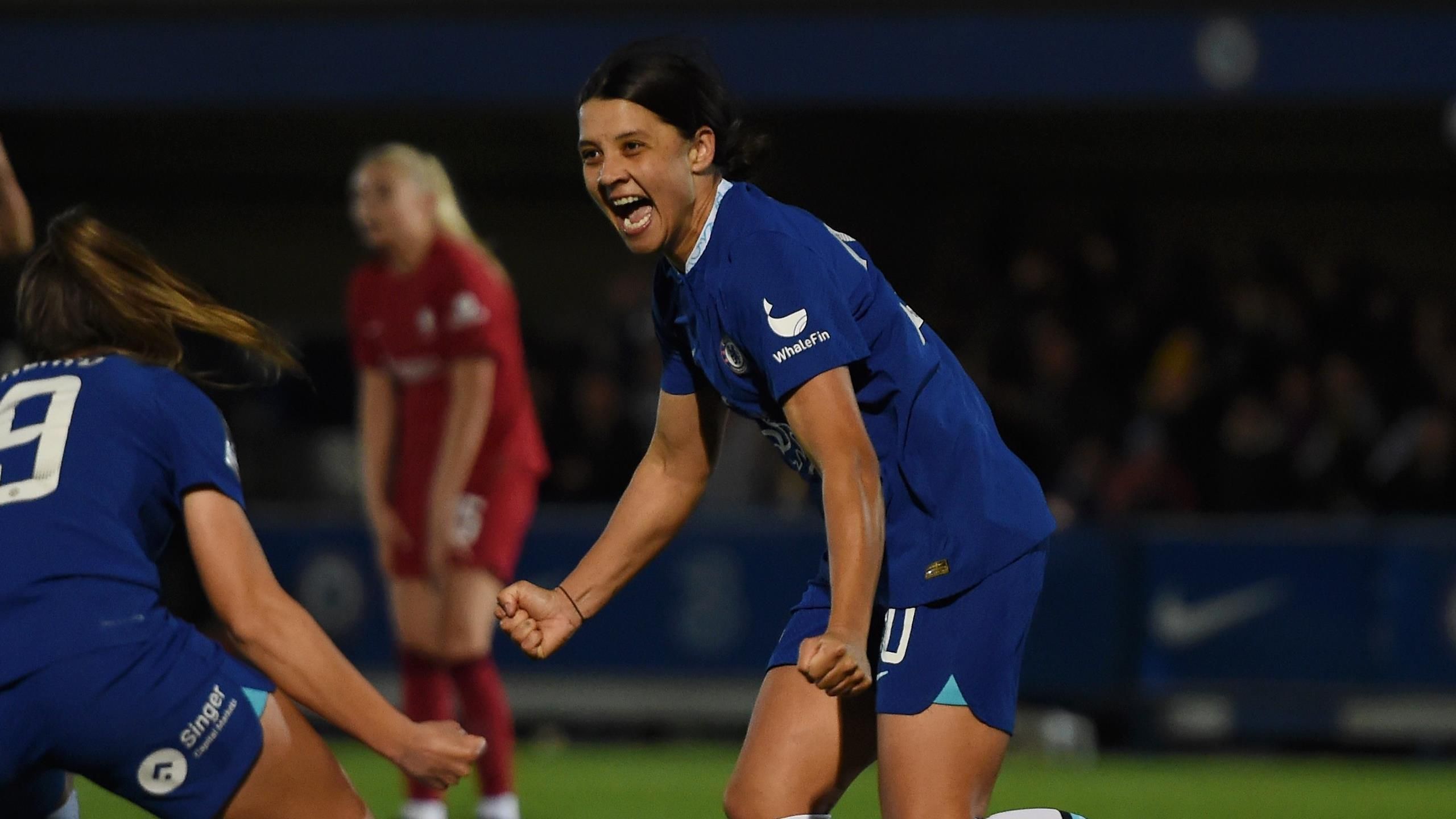 Sam Kerr scores late to keep Chelsea in hunt for Women's Super League
