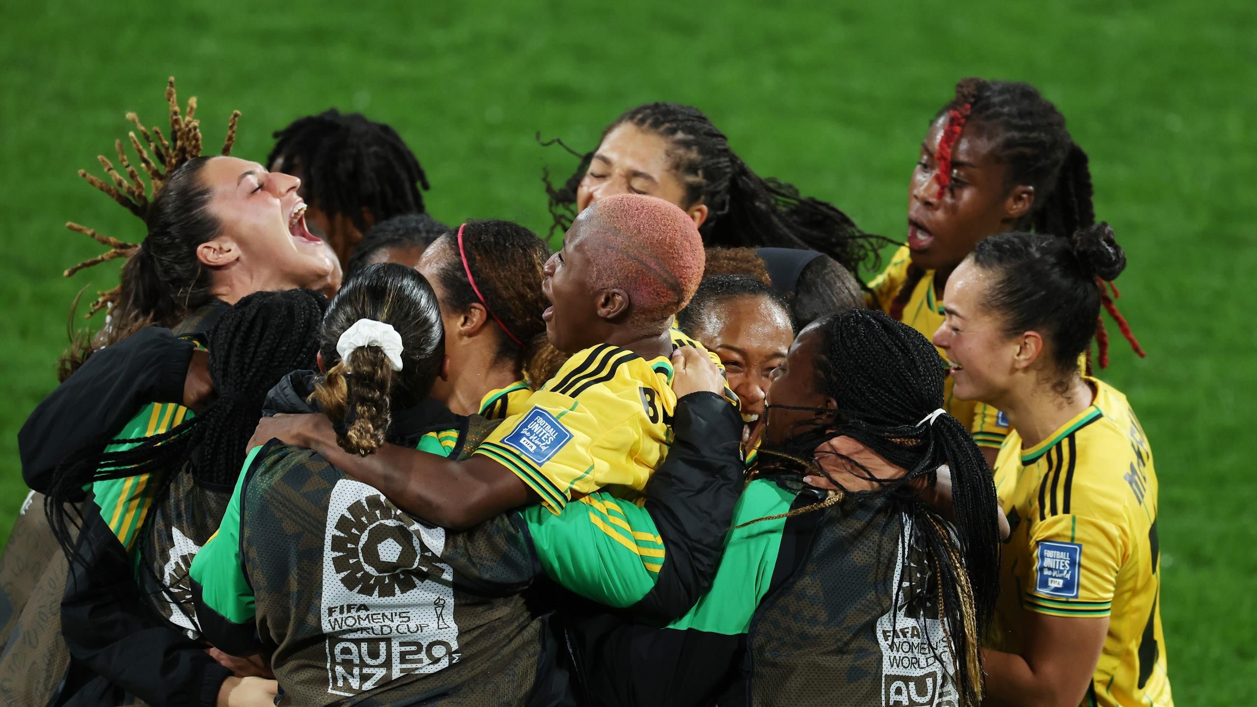 TNT Sports Brasil - OK, ISSO FOI FOFO! 🇯🇲🫂 Em uma jogada de bola parada,  Allyson Swaby abriu o placar pra Jamaica contra o Panamá e comemorou  abraçando sua irmã, Chantelle Swaby.