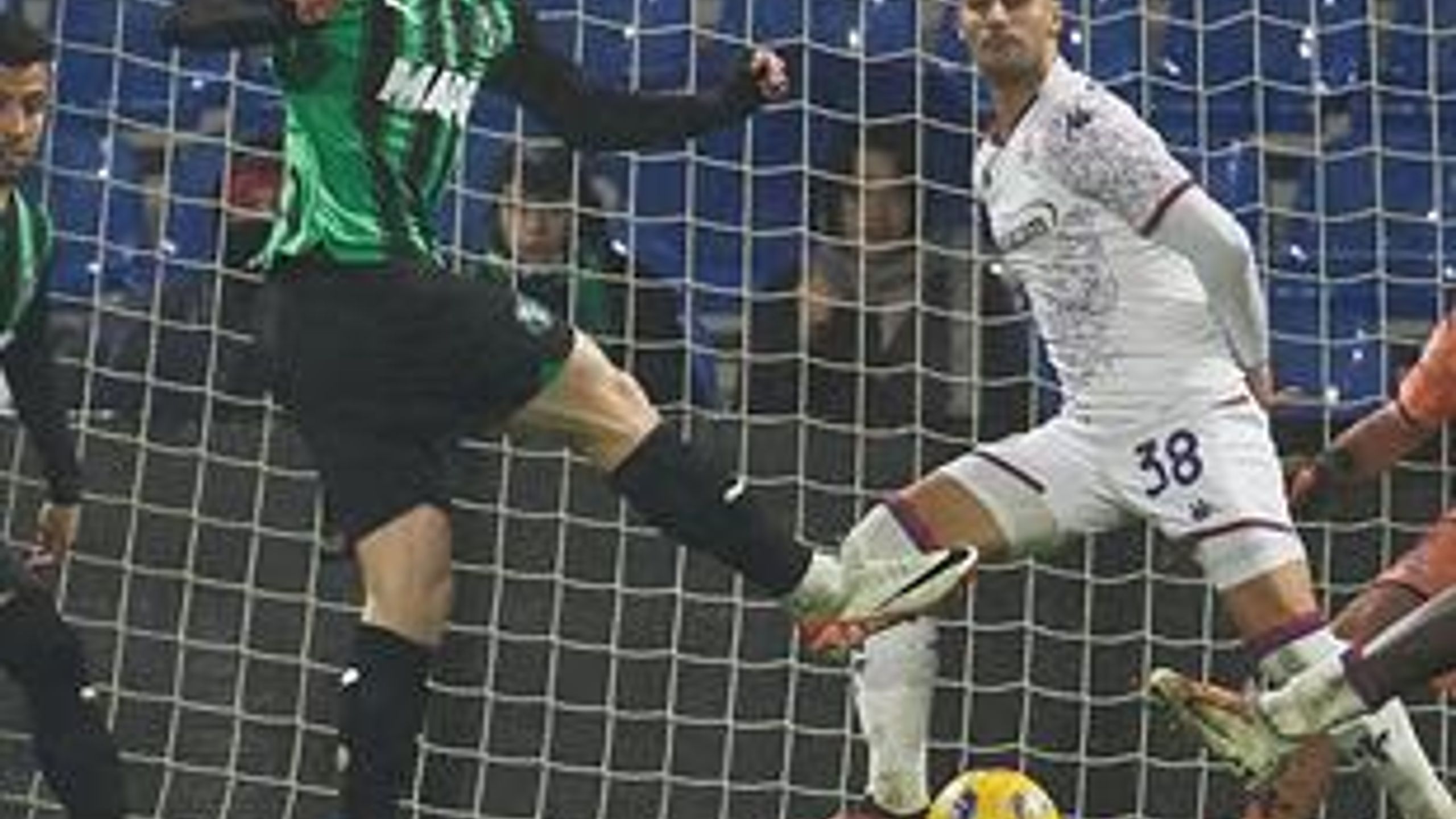 Controversial disallowed Kristian Thorstvedt goal in Sassuolo win over ...