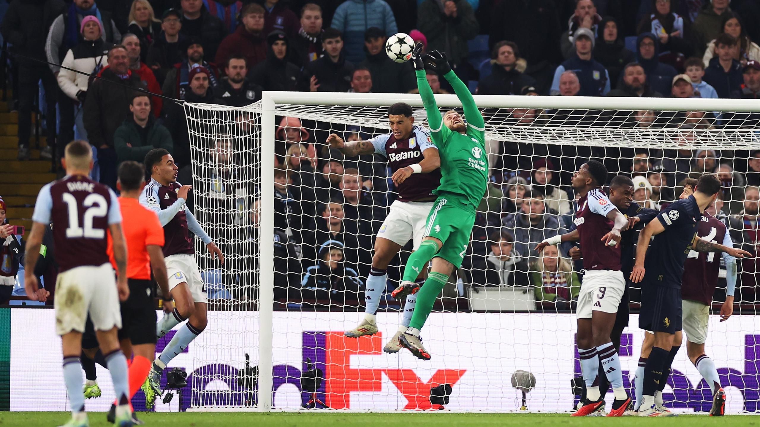 Aston Villa e Juventus em campo durante a Champions League