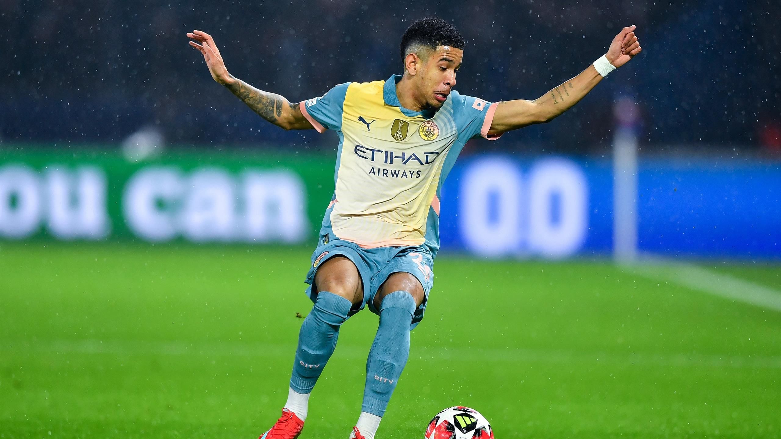 savinho-skill-sends-achraf-hakimi-out-of-the-stadium-in-paris-saint