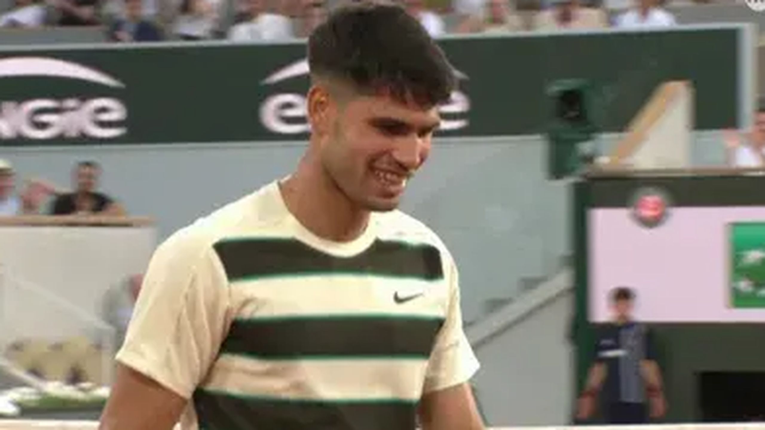 Carlos Alcaraz Sorri Após Brilhante Jogada de Damir Dzumhur em Roland-Garros