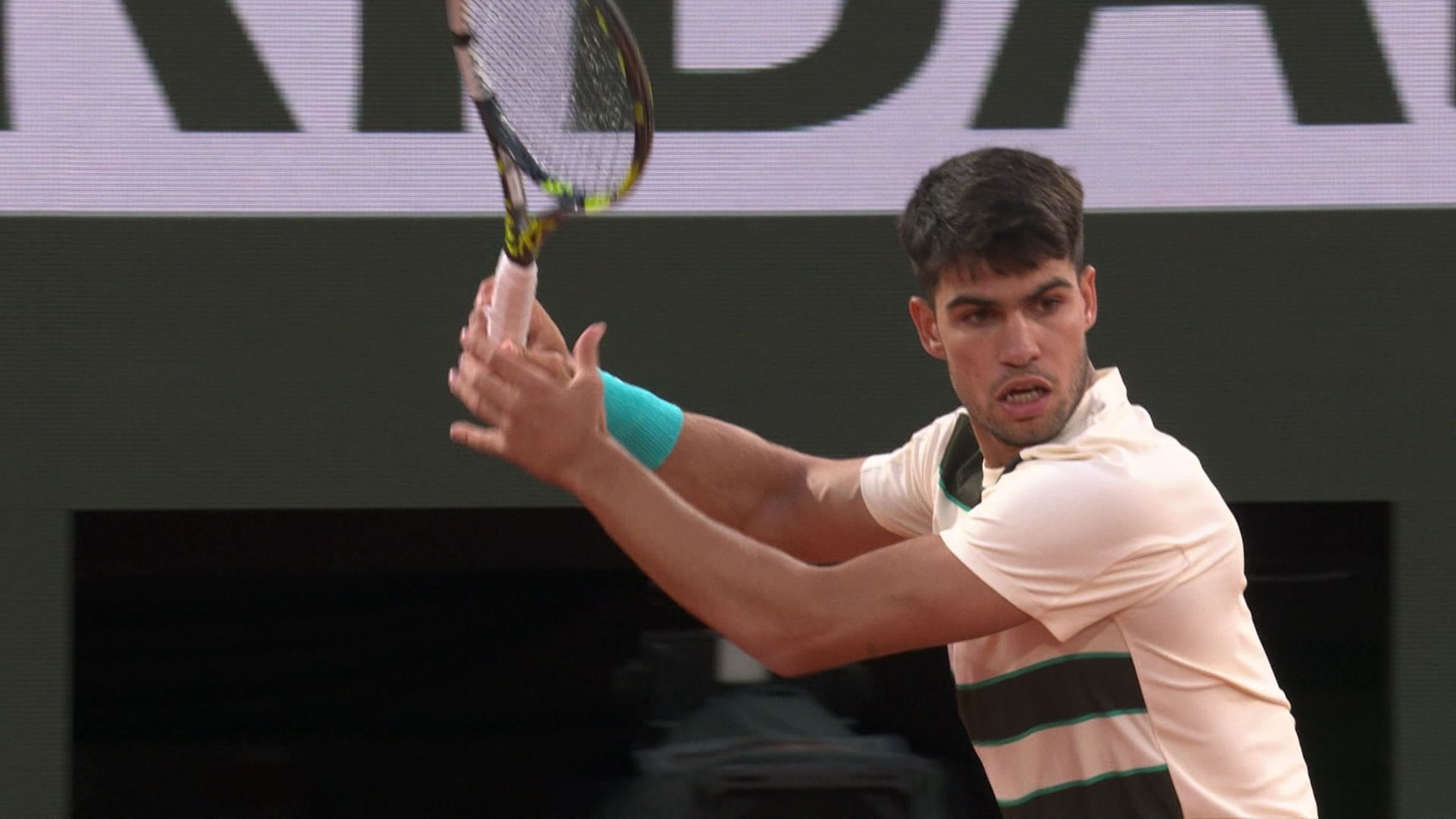 Carlos Alcaraz brilla con un drop shot espectacular en los cuartos de final de Roland Garros 2025