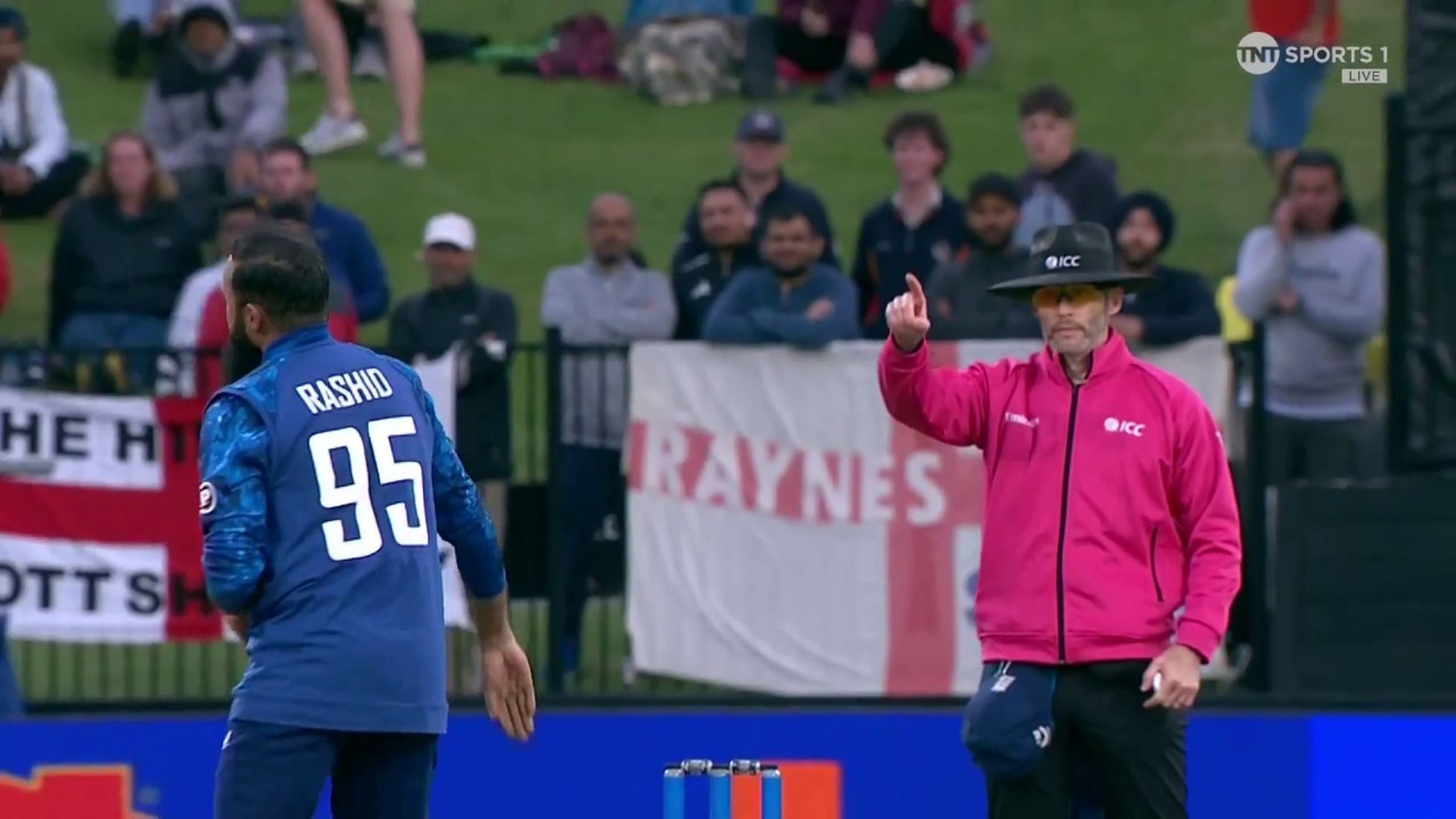 New Zealand v England 2nd ODI: Tom Latham makes mess of reverse sweep ...