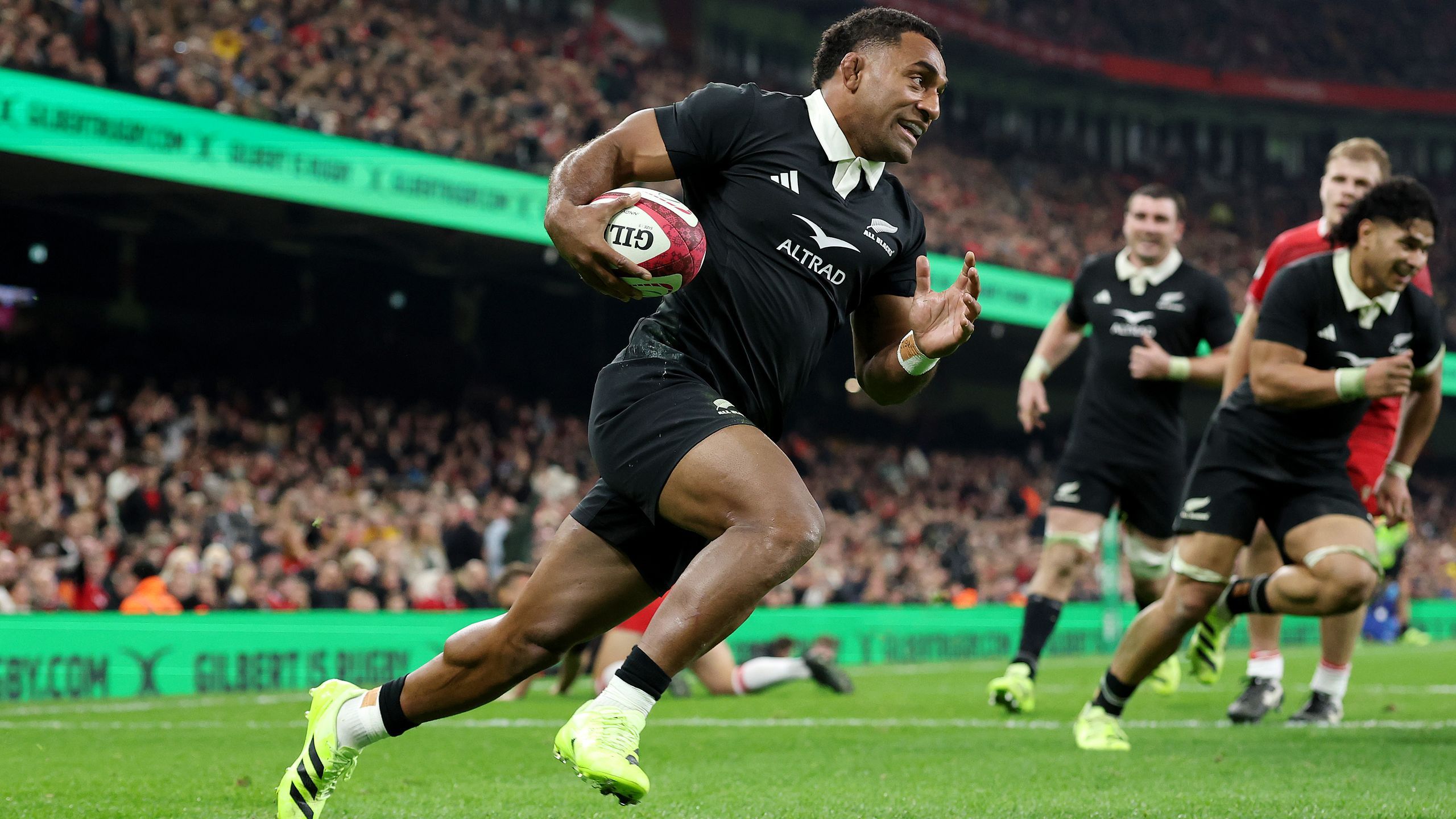 'Unbelievable footwork' - Sevu Reece steps his way to a second try to ...