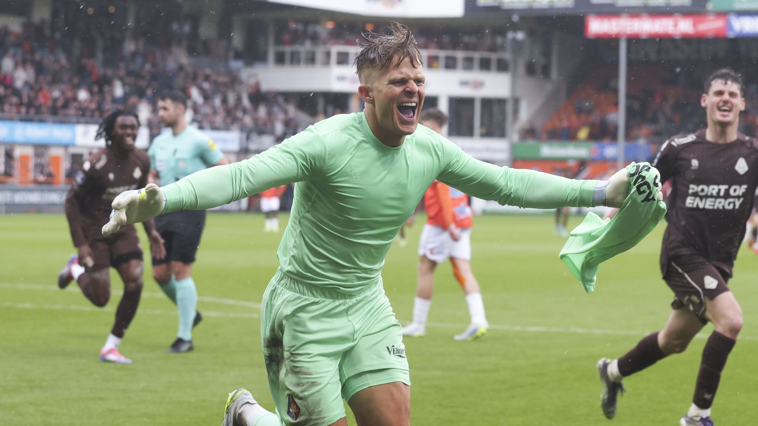 Goalkeeper Ronald Koeman Jr scores dramatic last-gasp penalty in ...