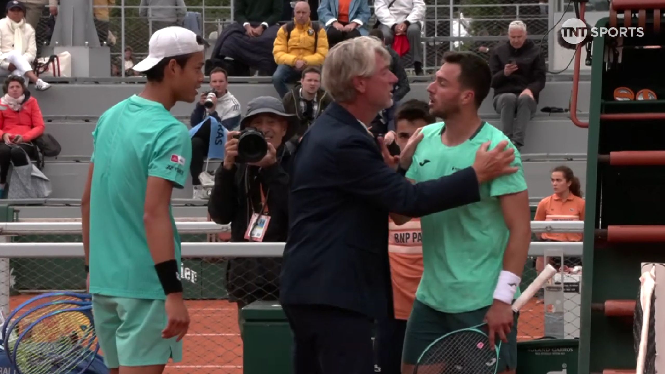 Heated scenes as umpire separates Pedro Martinez & Reik Sakamoto at French  Open