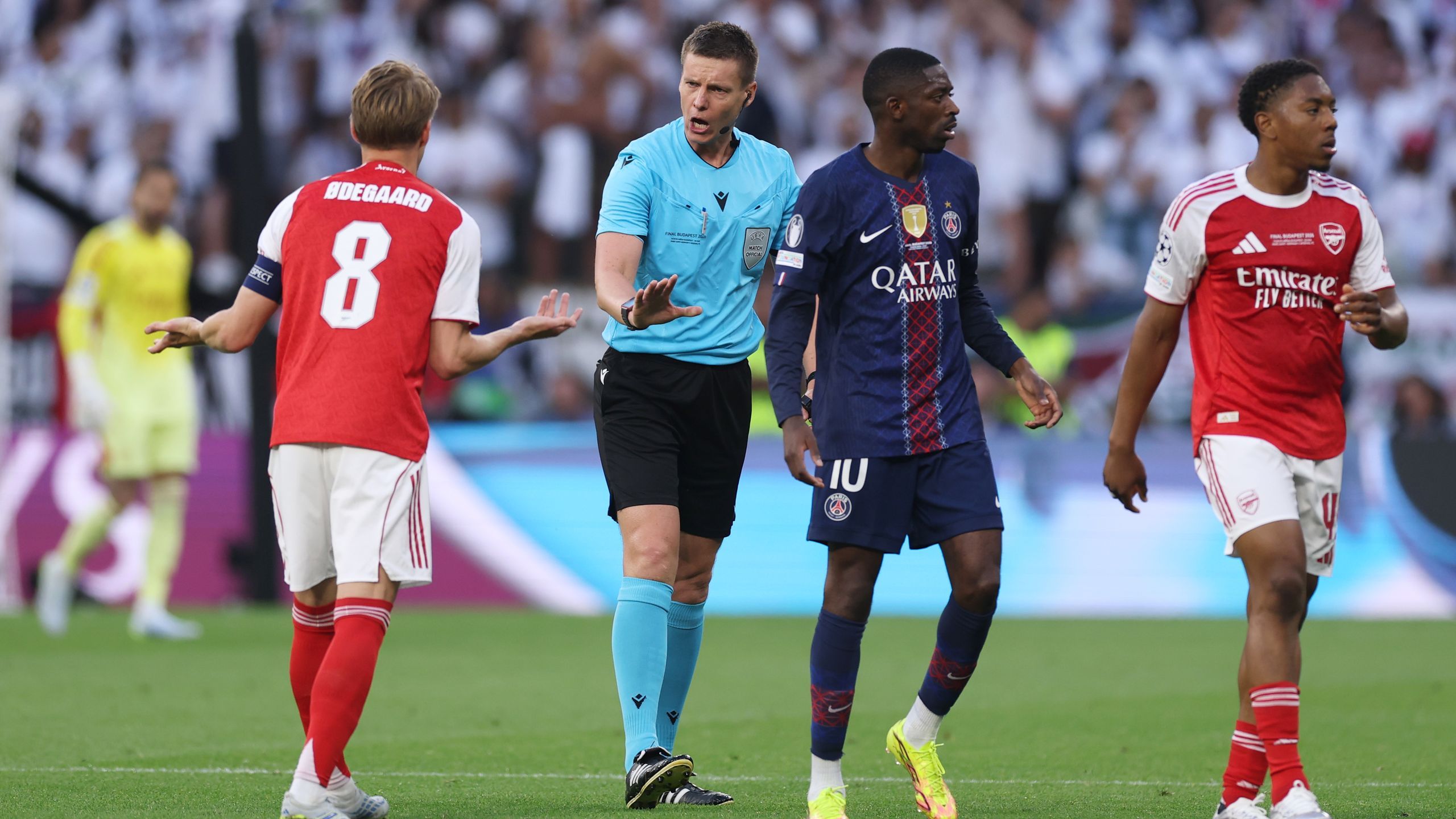 'That's madness' - Arsenal players fume after referee blows before corner