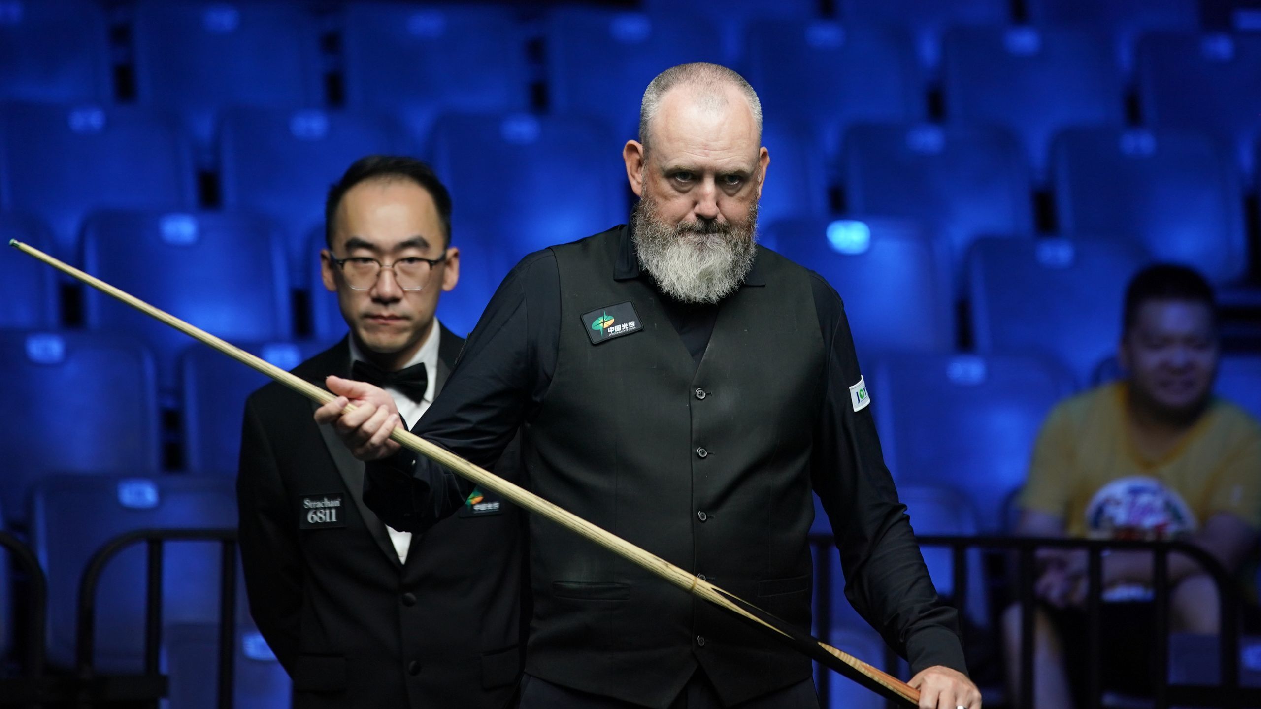 Mark Williams' bizarre one-handed shot baffles TNT Sports commentator ...
