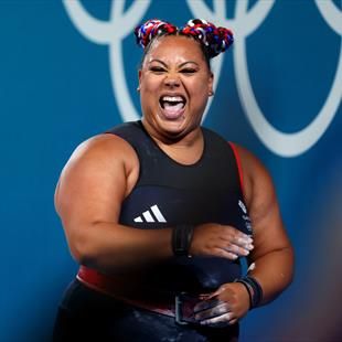 Team GB's Emily Campbell 'does it again' as she lifts 126kg with ease