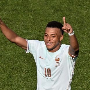 Supercomputer predicts clear World Cup favourite from final four - but rest evenly matched