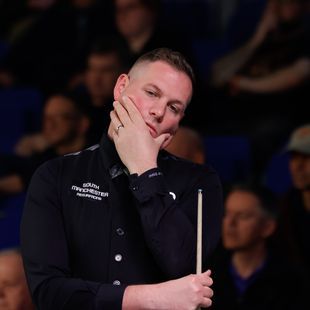Daniel Wells slams cue against table after botching red against Jak ...