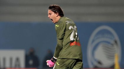 ‘Extraordinary’ - Carnesecchi makes double penalty save from Pinamonti