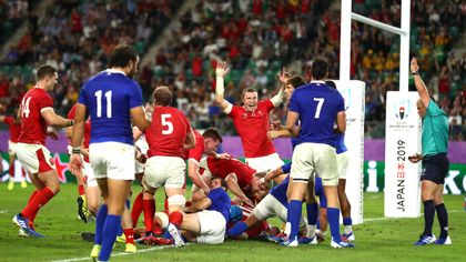 Dramatic late try sends Wales through against 14-man France