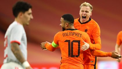 Van de Beek volley earns Netherlands draw against Spain