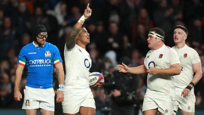 England cruise past Italy 57-14 to stay in title hunt