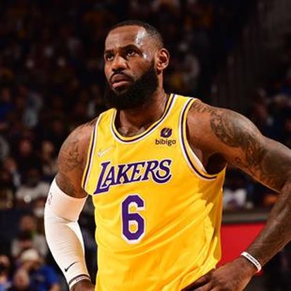 LeBron James breaks all-time NBA scoring record in Lakers defeat