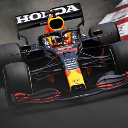 Verstappen storms to victory to claim title lead from Hamilton