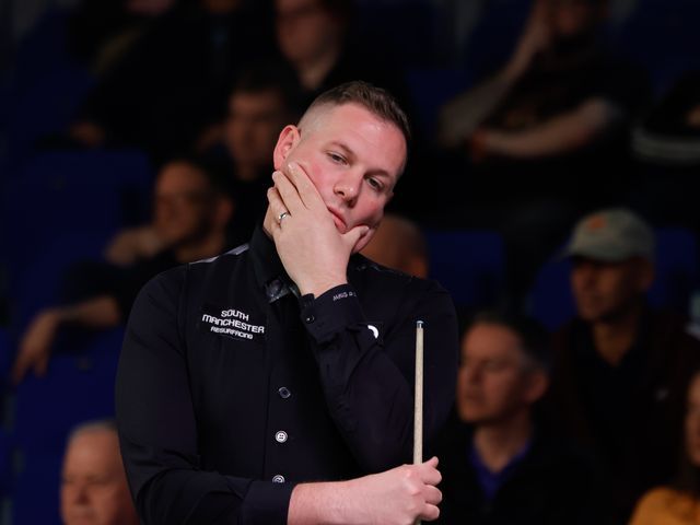 Daniel Wells slams cue against table after botching red against Jak ...